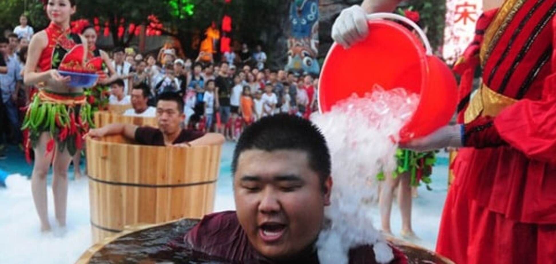Лед и пламя: в Китае прошло соревнование по поеданию жгучего перца в ледяной воде. Фото