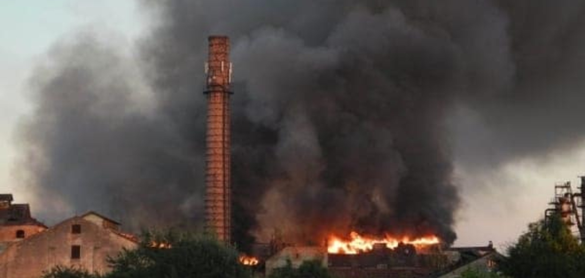 У мережі з'явилось відео масштабної пожежі на цукровому заводі на Львівщині
