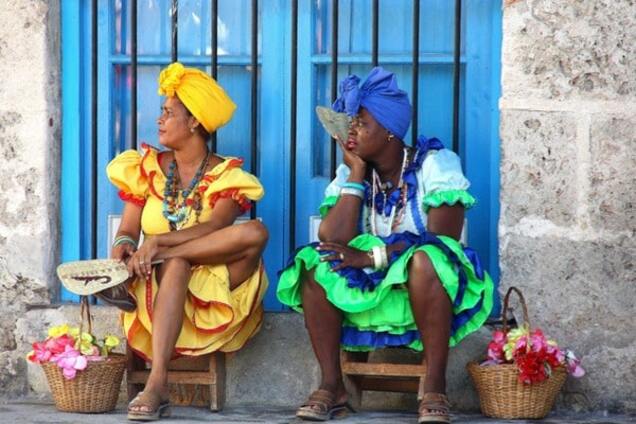 Забавные привычки кубинцев: расплескать ром и погладить дерево