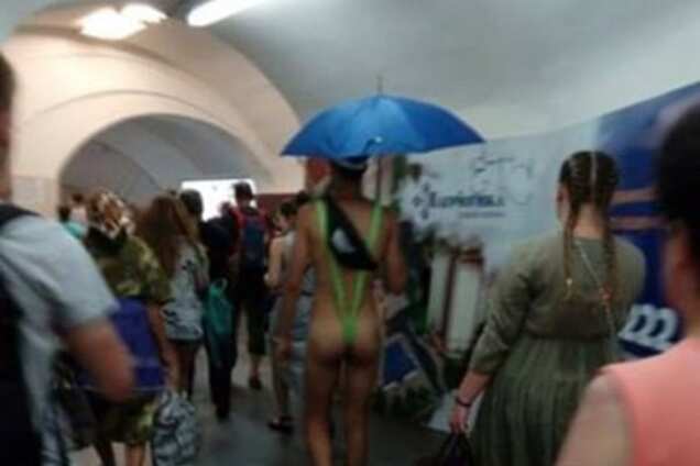 Без штанів у київському метро