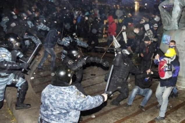 Беркут бьет студентов