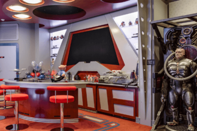 1,5 млн долларов на мечту: в США фанат Star Trek построил дома кинотеатр-копию корабля Enterprise. Видео