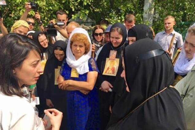 Хатия Деканоидзе и участники крестного хода