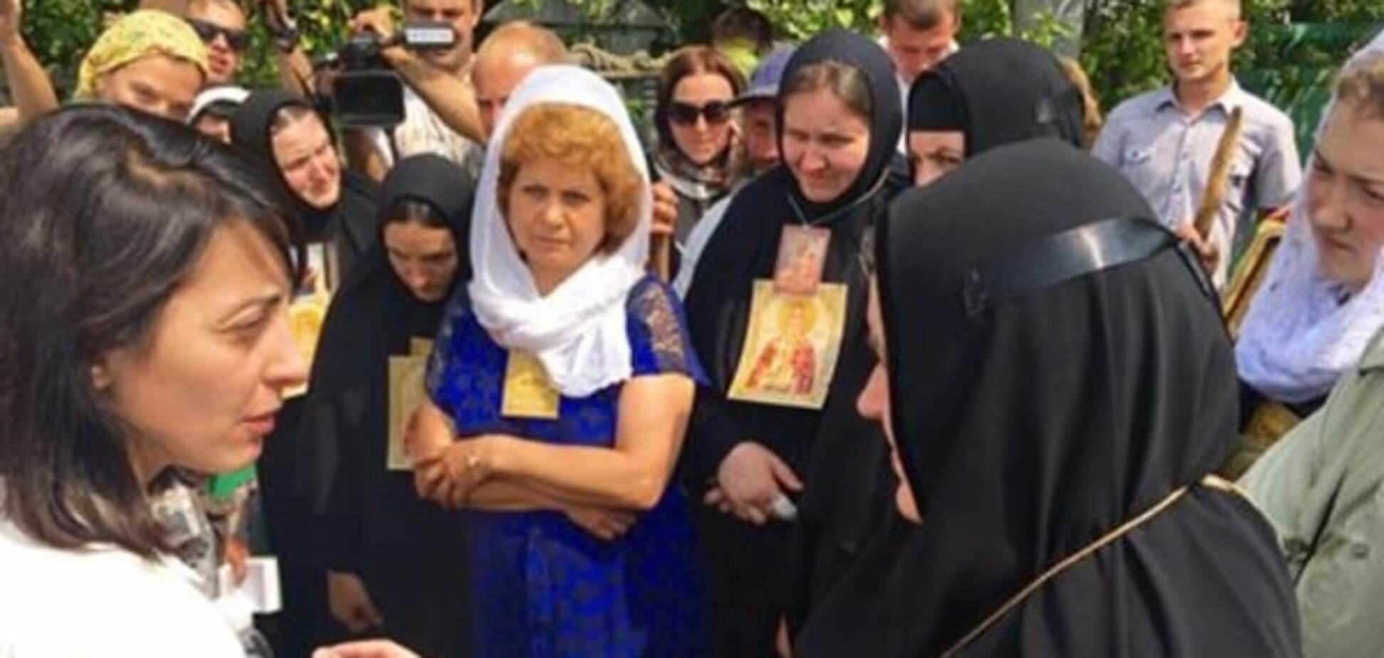 Хатия Деканоидзе и участники крестного хода