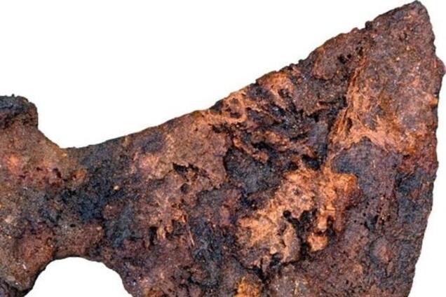 Археологи нашли в гробнице викингов самый старый и большой топор