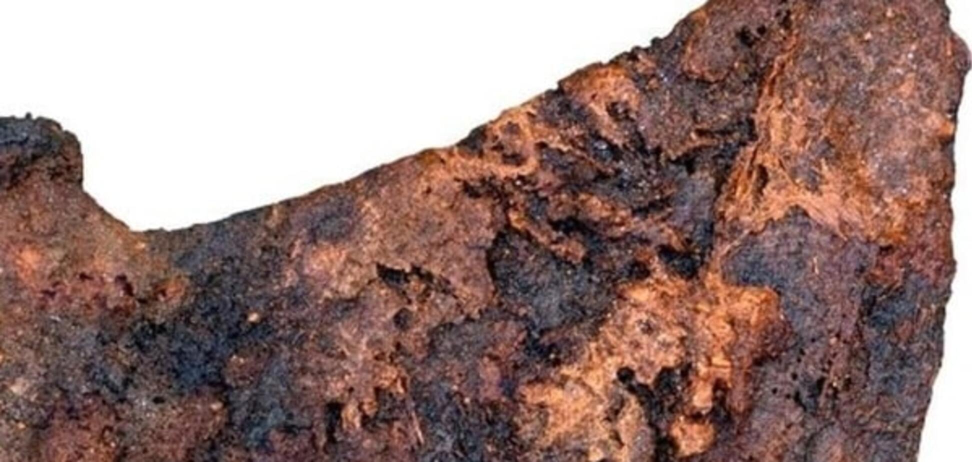 Археологи нашли в гробнице викингов самый старый и большой топор