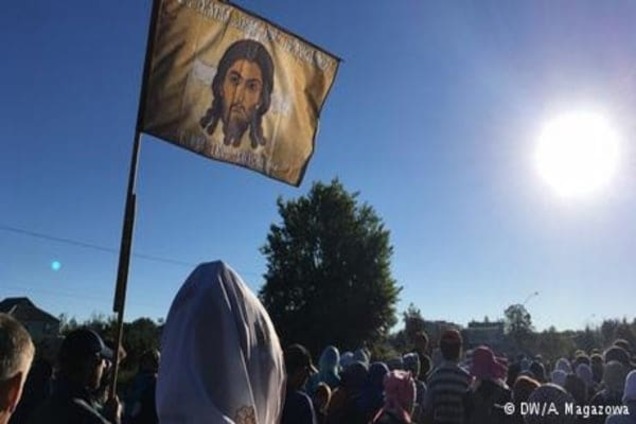 Хресну ходу зустріли під Києвом яйцями та часником