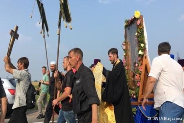 Учасники хресної ходи УПЦ МП зібралися на молебень на Володимирській гірці