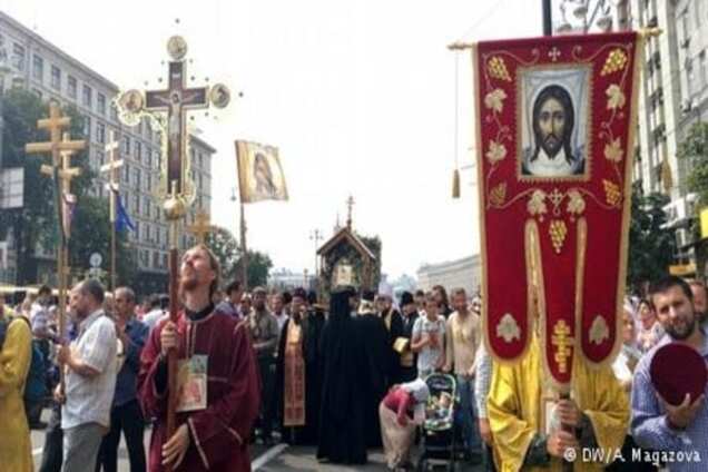 Учасники хресної ходи УПЦ МП провели молебень на Володимирській гірці