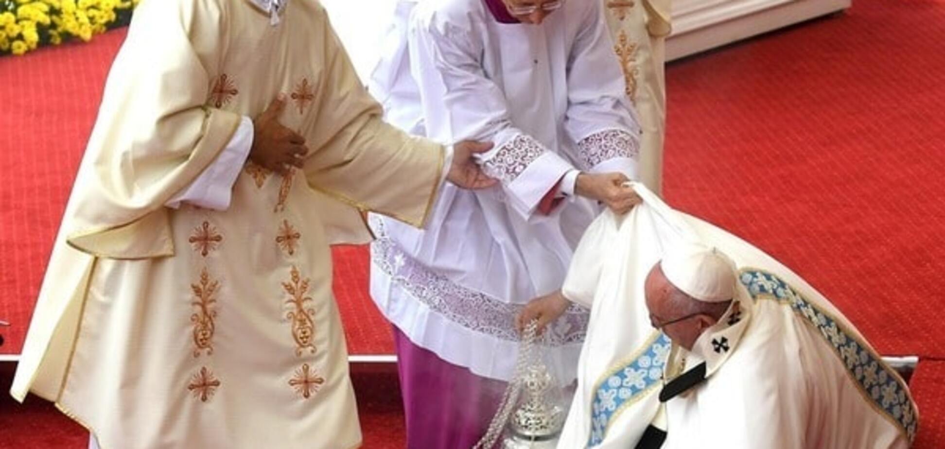 Папа Римский упал во время праздничной мессы