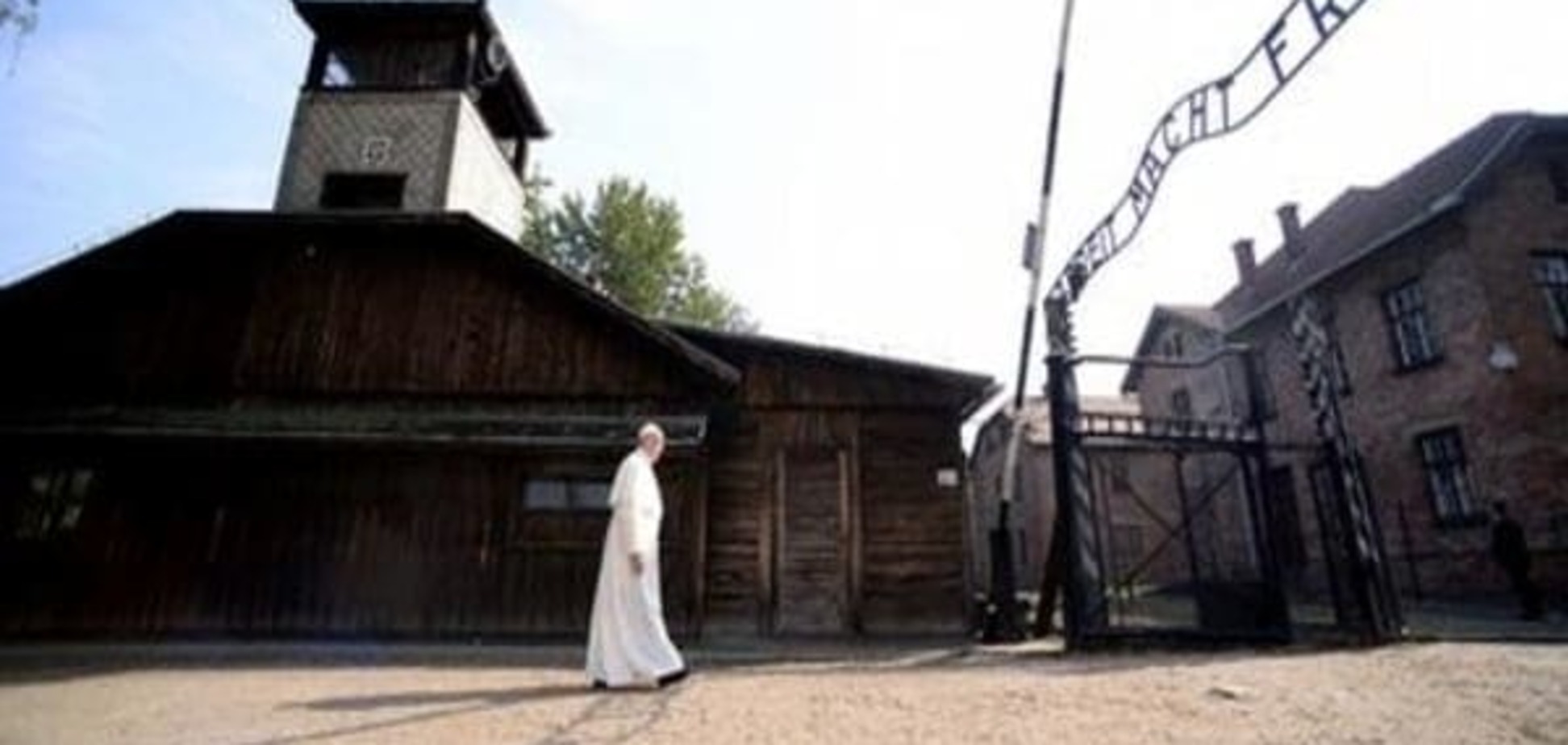 Папа Римський мовчазно помолився в Освенцімі