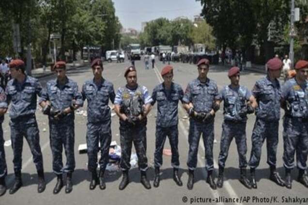 Унаслідок перестрілки в Єревані поранені троє осіб, які захопили відділок поліції