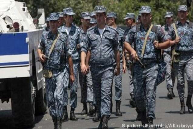 У Єревані відбулася перестрілка між поліцією та особами, які захопили відділок