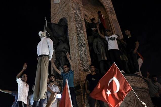 Репрессии в Турции: военные, журналисты, работники авиакомпаний