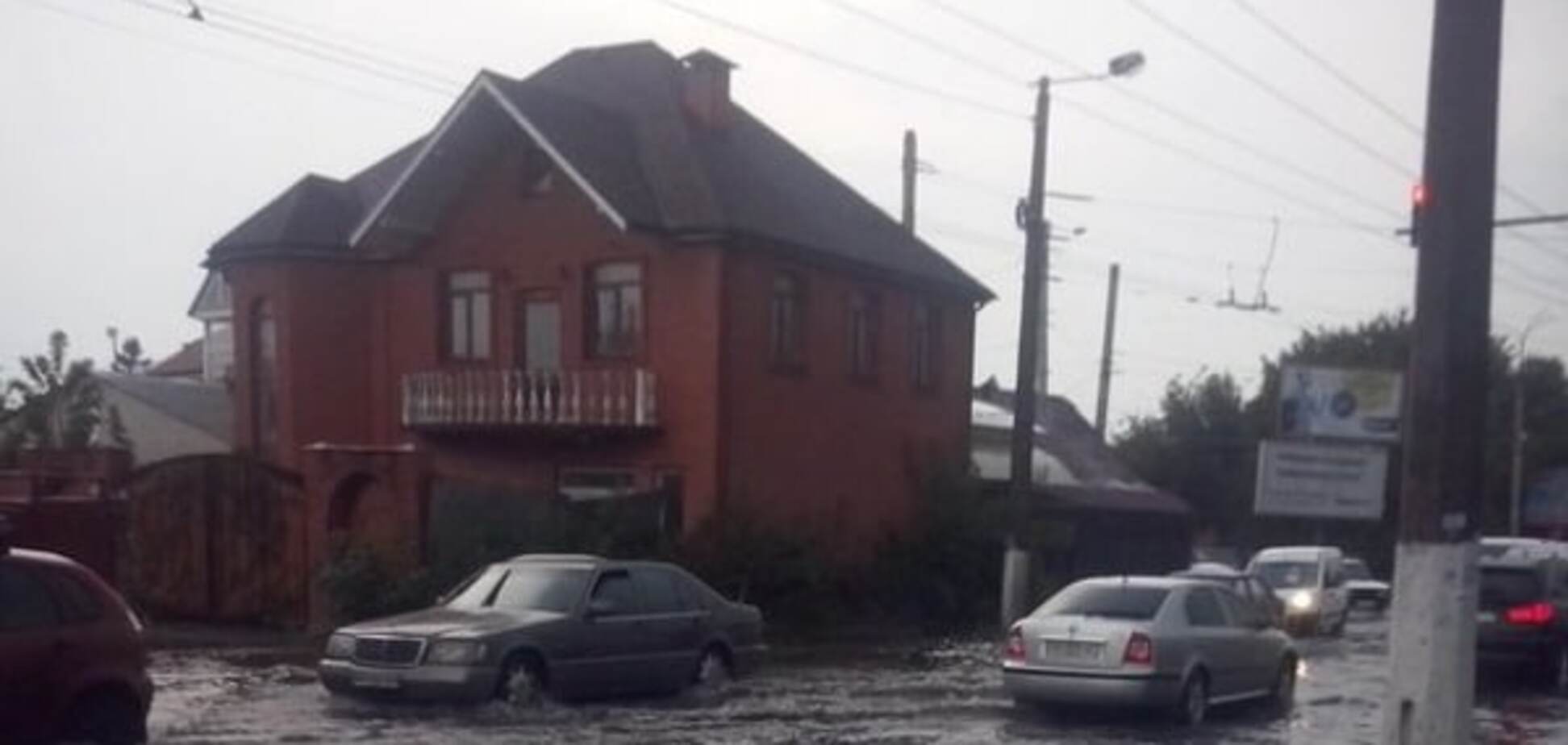 Улицы стали реками: в Житомире люди купались на затопленных ливнями дорогах. Опубликованы фото и видео