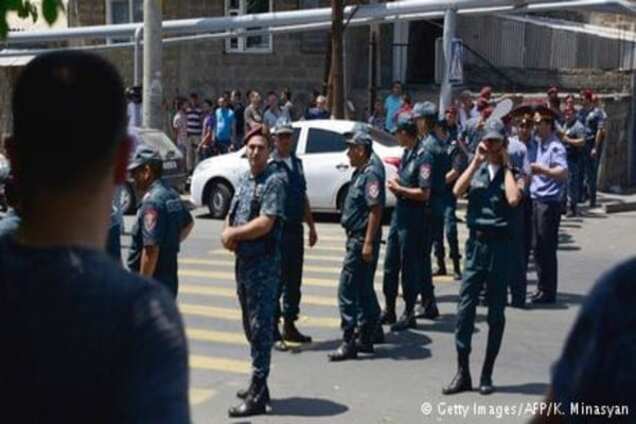 Єреван: поліція заявила про вбивство офіцера нападниками, які захопили відділок