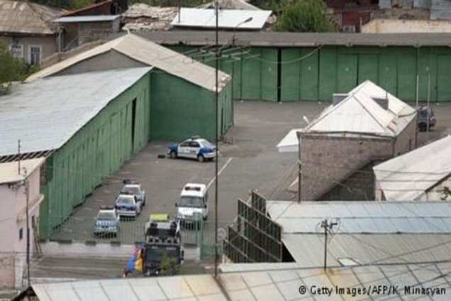 Єреван: після перестрілки двоє нападників здалися, ще двох госпіталізували