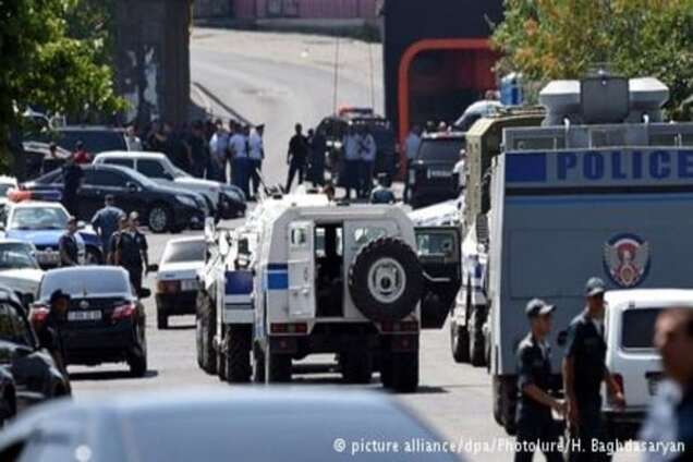 Єреван: захоплену будівлю поліції звільнили, нападники здалися
