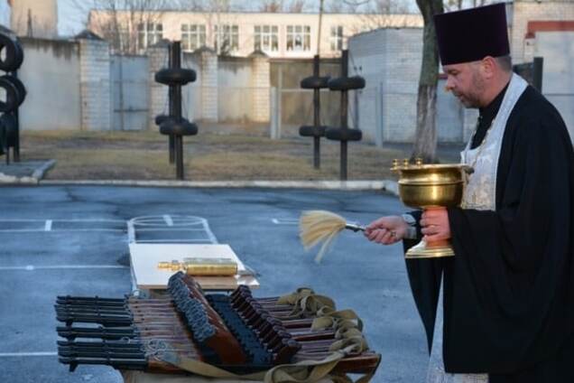 священник и оружие