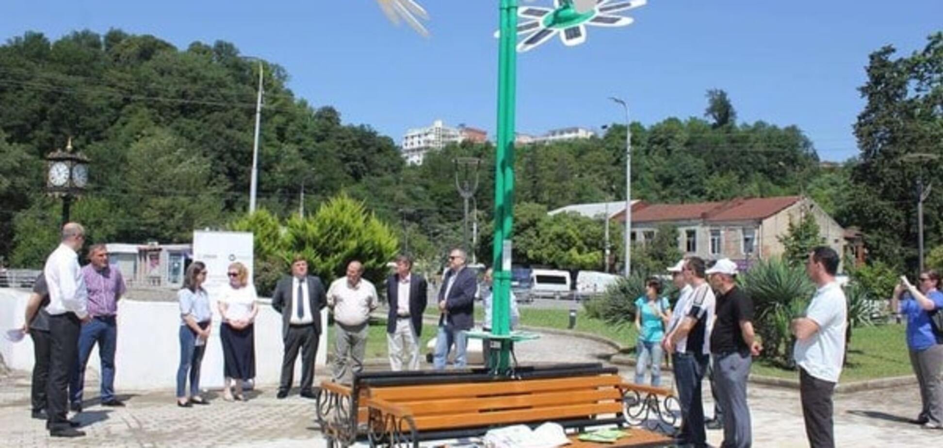 Ромашка солнца: в Грузии открылся первый энергоэффективный сквер