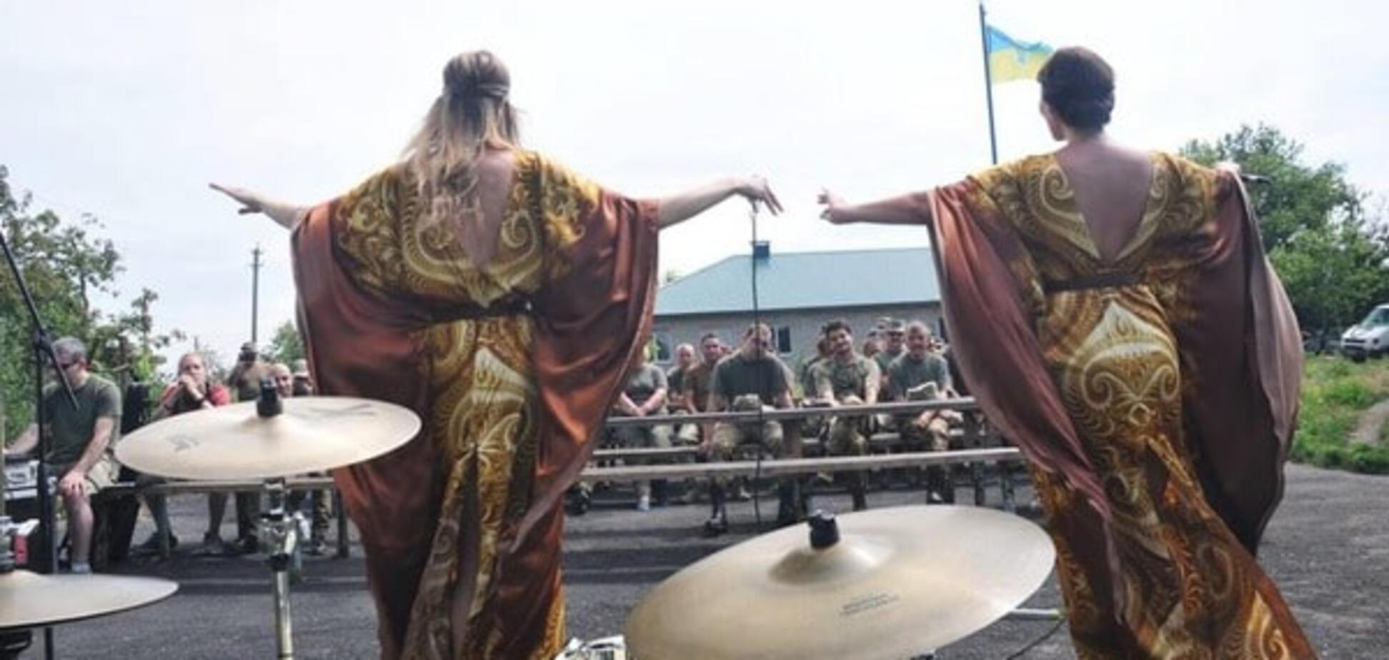 \'З країни в Україну\'