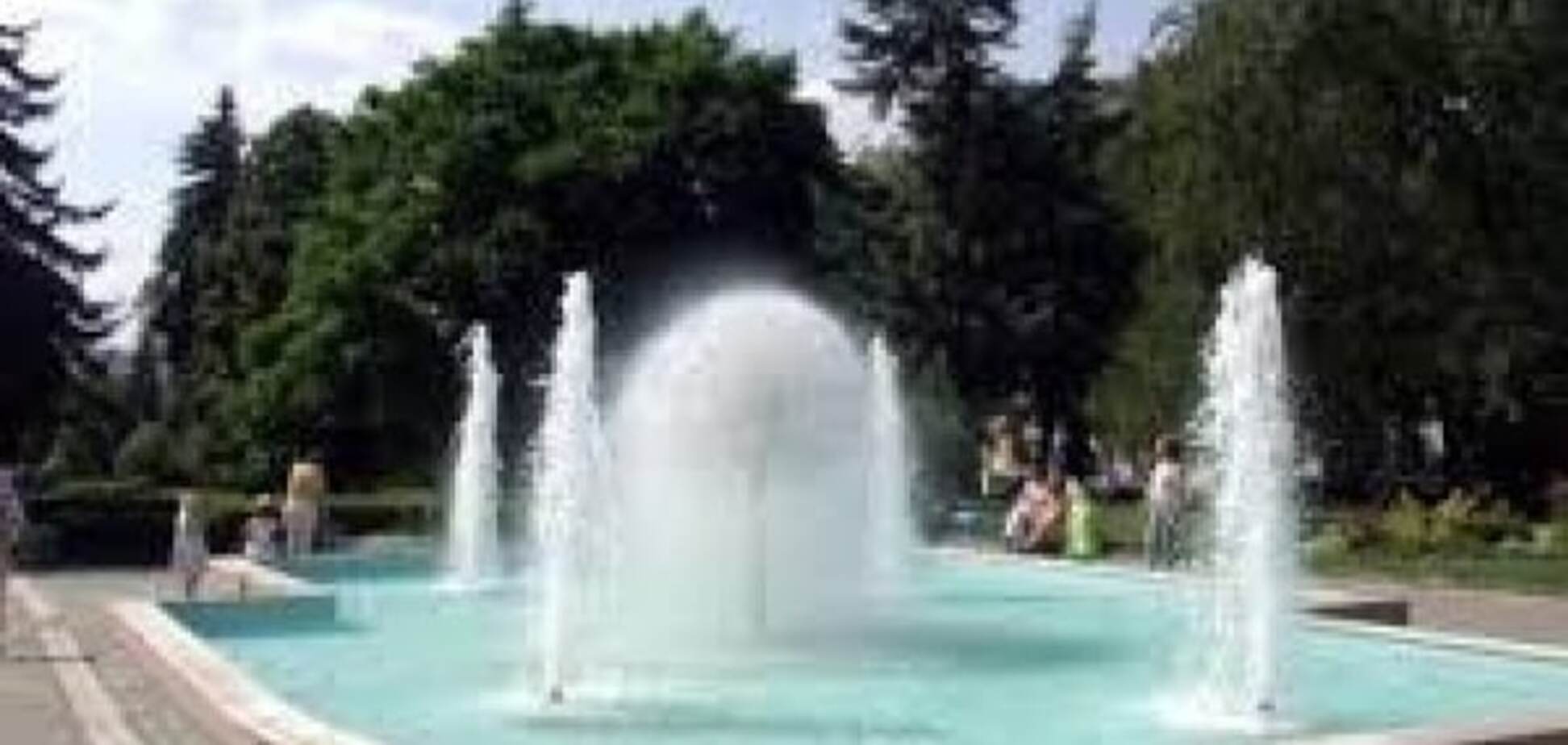 Безкоштовна купель: у центрі Тернополя чоловік купався та прав одяг у фонтані. Відео