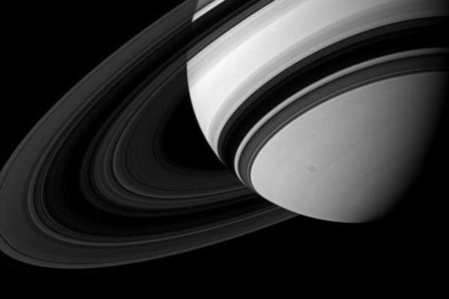 NASA показала потрясающий снимок спутника Сатурна между кольцами планеты. Фото