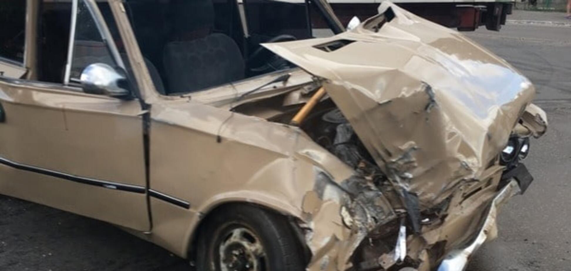 Під Києвом ВАЗ із вантажівкою влаштували велику аварію