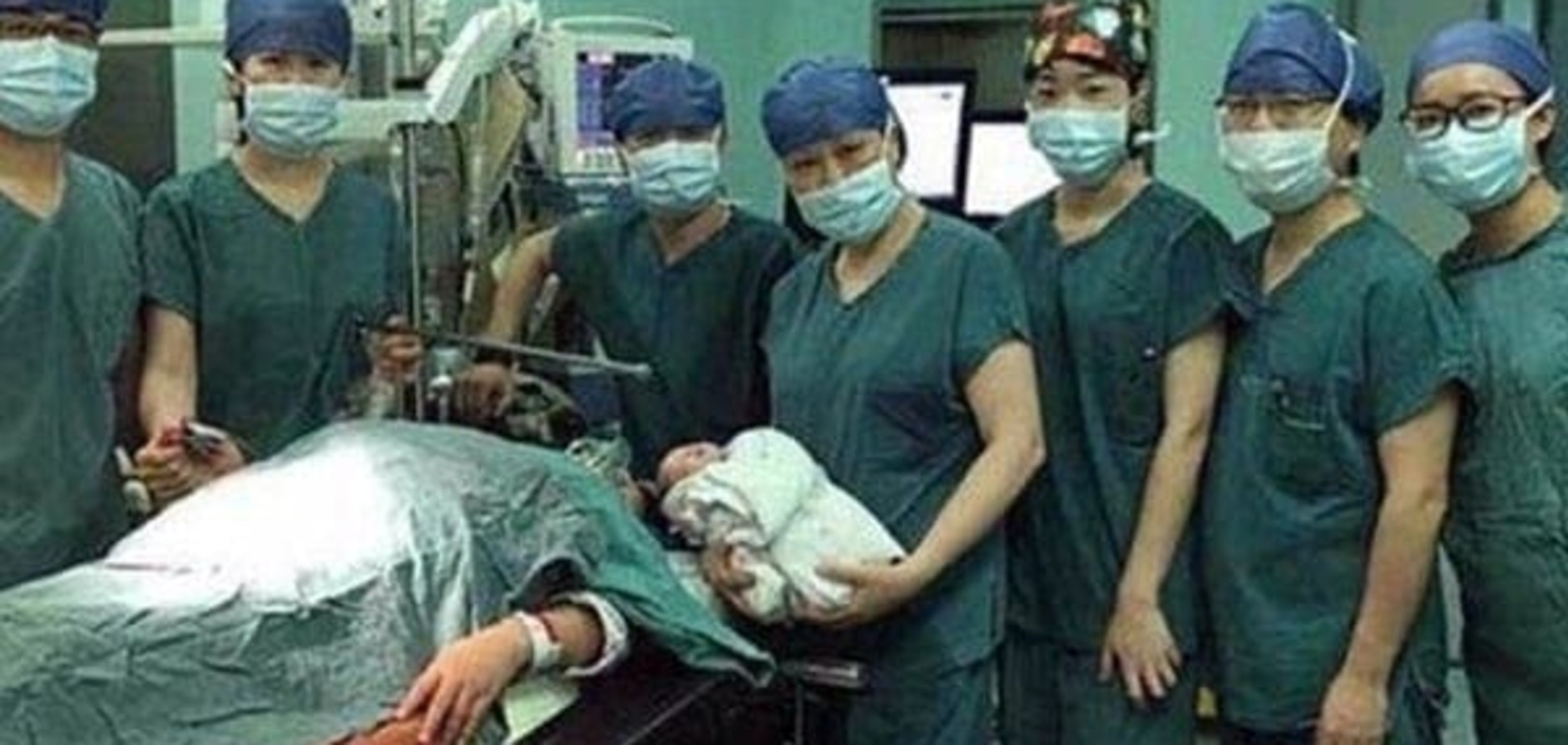 Китаянка родила здорового сына в 61 год