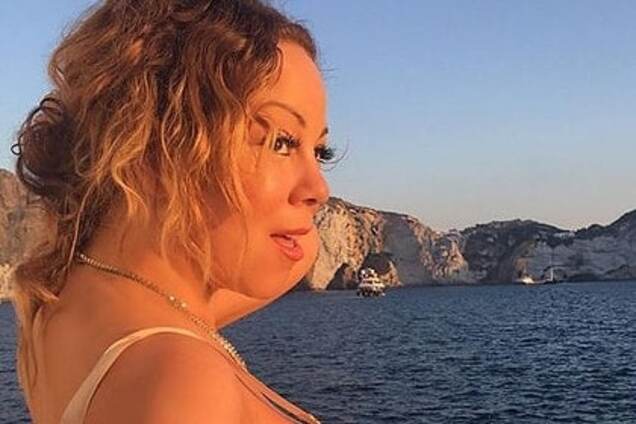 В час заката: Мэрайя Кэри в платье-ночнушке отдыхает на яхте. Опубликованы фото