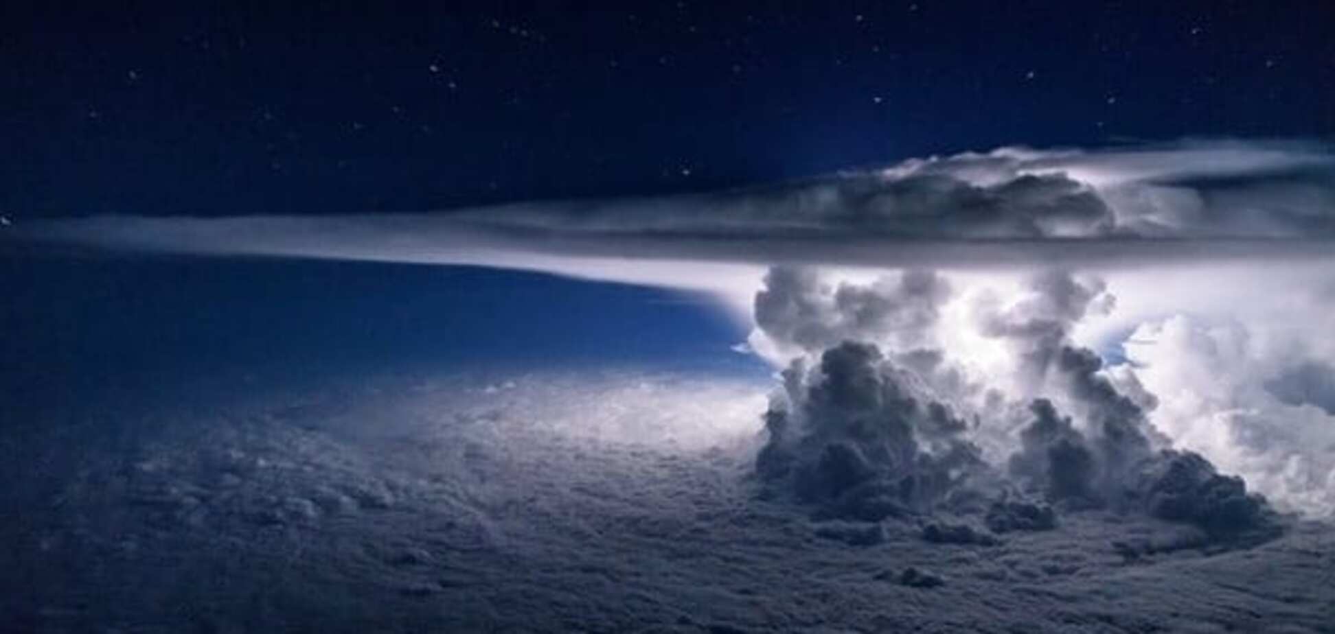 'Колоссальная мощь': пилот Boeing сделал потрясающий снимок грозы с высоты 11 км. Фото