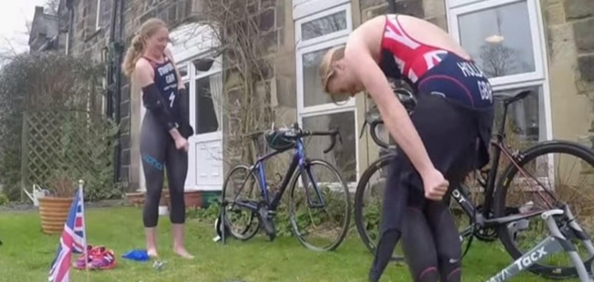 Оригинальная тренировка. Британские спортсменки устроили конкурс на раздевание: видеофакт