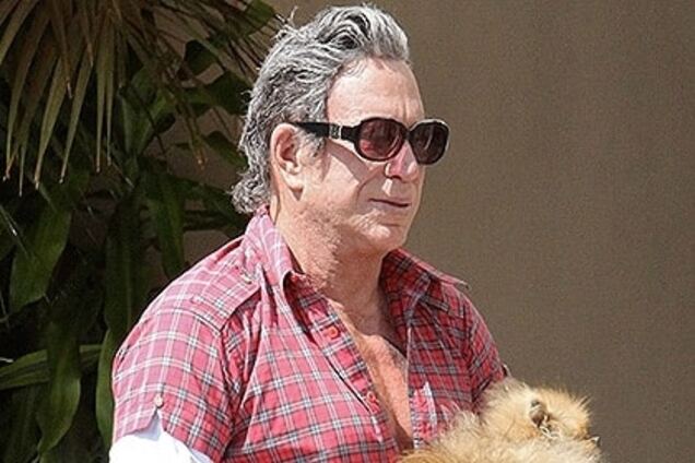 Постаревший Микки Рурк вышел на прогулку в парике и с собачкой