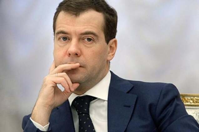 Денег нет, но Медведев держится