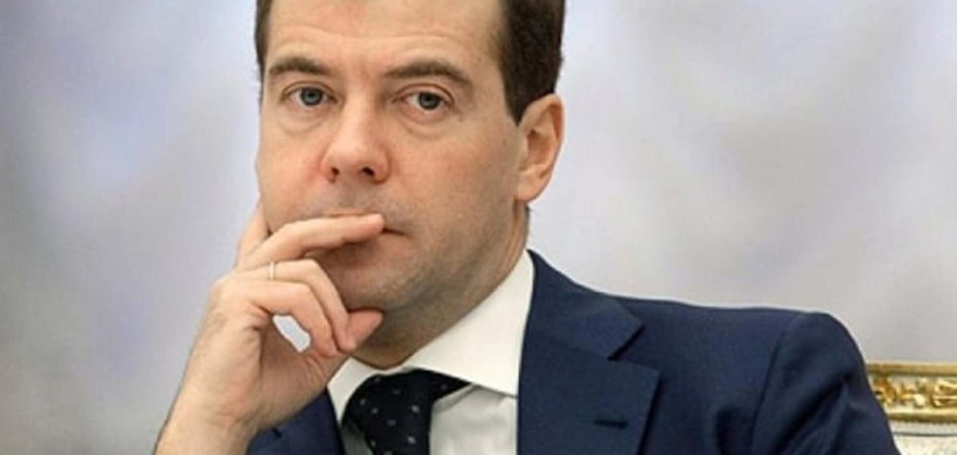 Денег нет, но Медведев держится