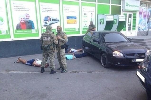 Вымогали деньги у бизнесмена: в Запорожье СБУ задержала троих похитителей. Видеофакт