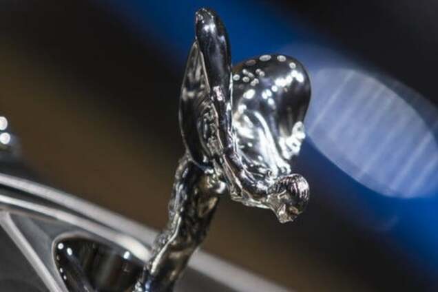 В Rolls-Royce показали систему защиты от воров для статуэтки на капоте автомобиля. Видео