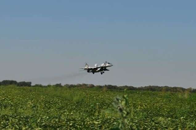 военный самолет