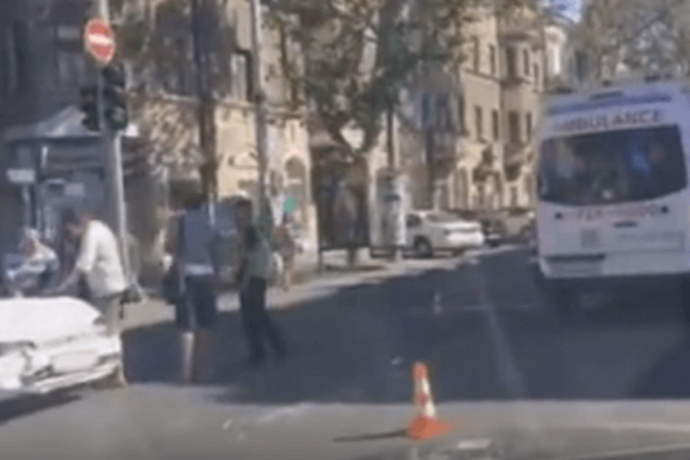 ДТП со 'скорой': в центре Одессы легковушка снесла бусик медиков. Видеофакт