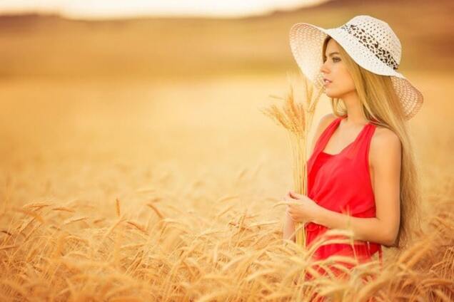 Девушка в поле