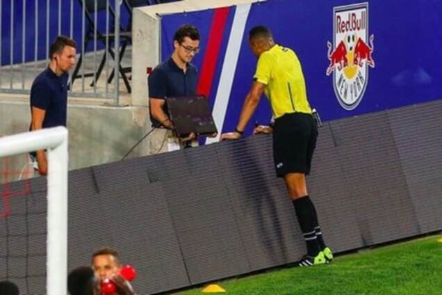 Футбольный арбитр