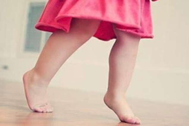 Что делать, если ребёнок ходит на цыпочках: советы специалистов