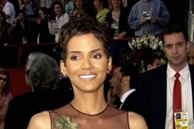 Сама сексуальность: подборка лучших нарядов Холли Берри