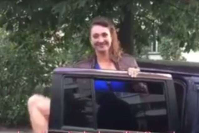 Пьяная девушка-коп