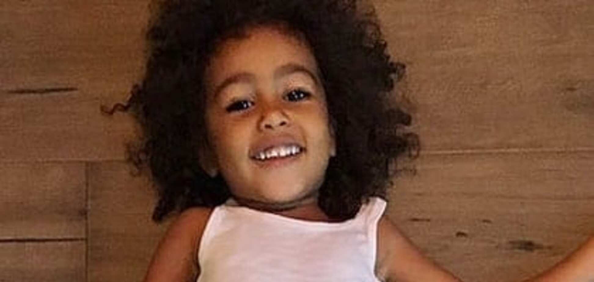 'Малышка уже носит мою обувь': Ким Кардашьян поделилась забавным фото дочери Норт