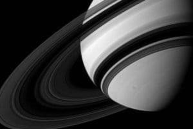 NASA показало новый снимок спутников Сатурна Тефии и Гипериона: фотофакт