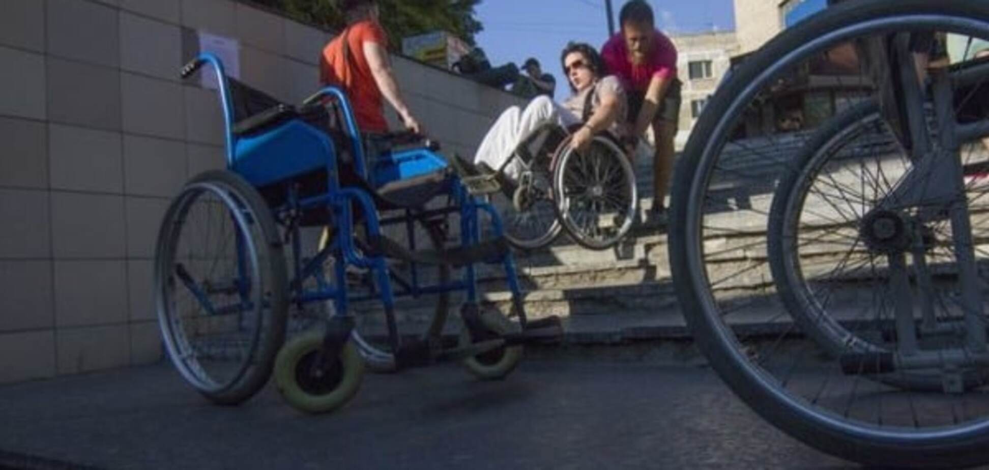Люди на инвалидных колясках