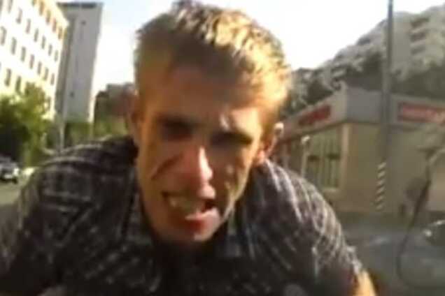 Мужчина атаковует автомобиль