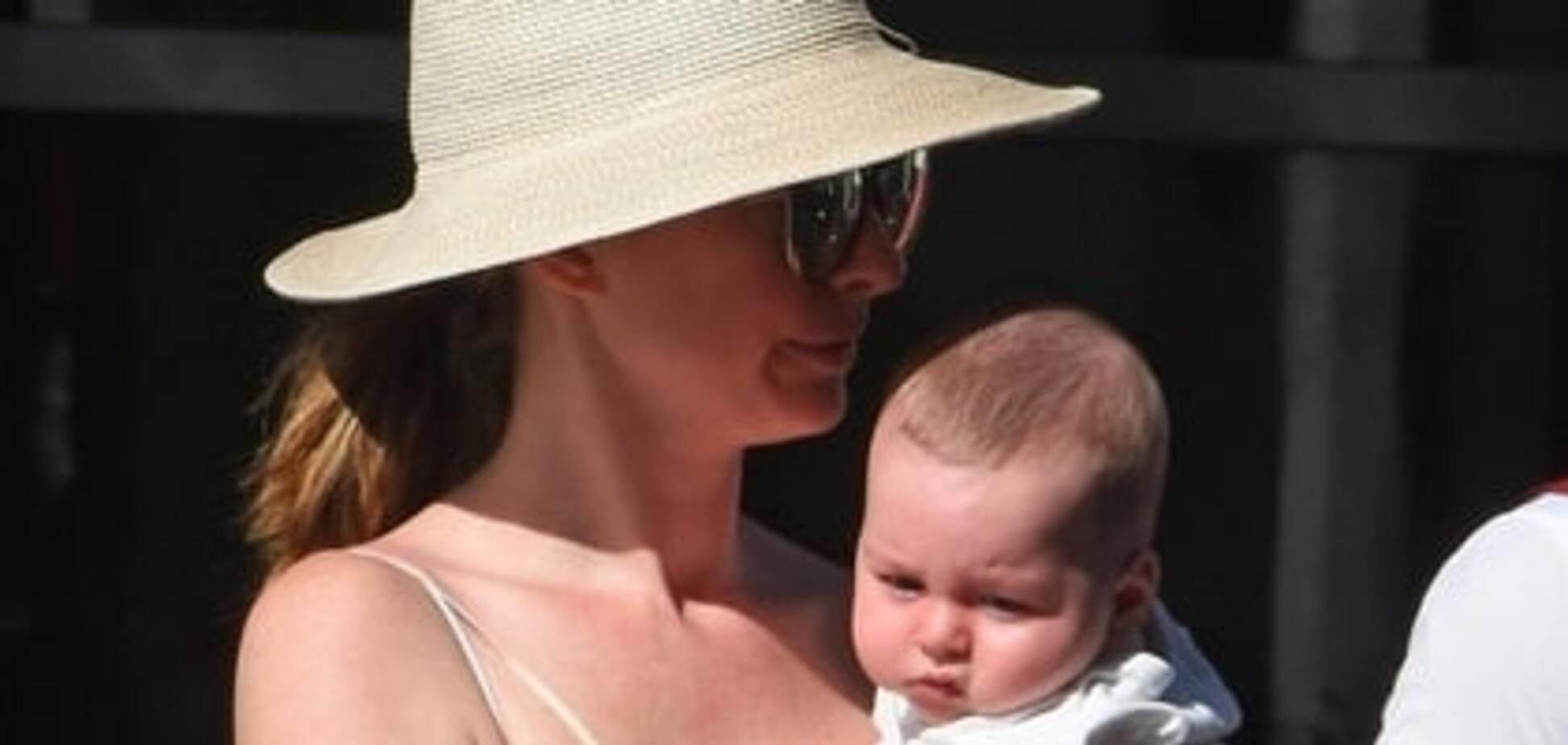 Энн Хэтэуэй с сыном