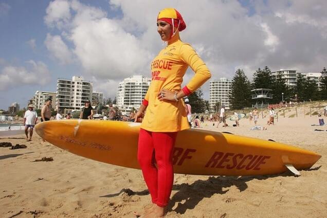 Мусульманка на пляже в буркини